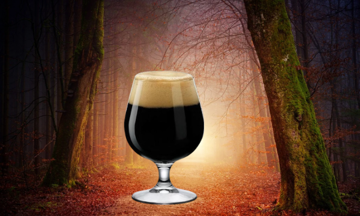 Bierglas in een bos in de hersft